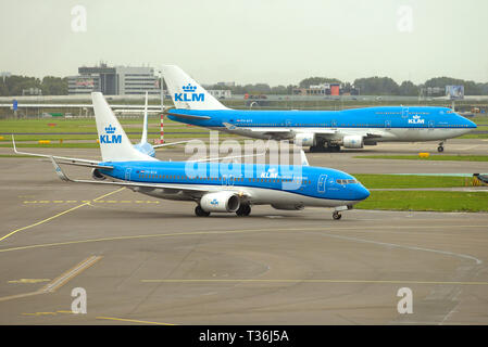 AMSTERDAM, Pays-Bas - 30 septembre 2017 : Des avions Boeing 737-800 (PH-BGA) et Boeing 747-400 M (PH-BFS) de KLM Royal Dutch Airlines sur Schipho Banque D'Images