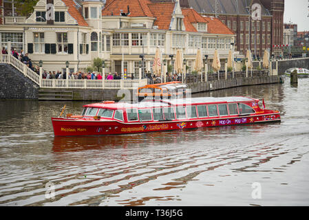 AMSTERDAM, Pays-Bas - 30 septembre 2017 : Excursion bateau de plaisance 'Hop on Hop Off' à l'office central sur un jour nuageux Banque D'Images