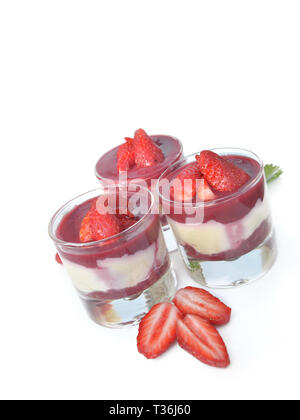 Fraise tiramissu fait maison avec des fraises fraîches dans du verre et isolé sur fond blanc Banque D'Images