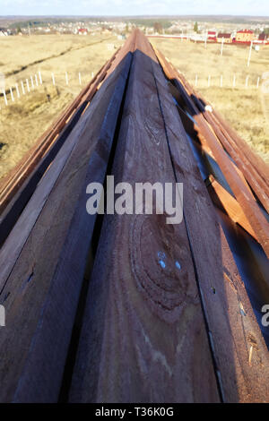 Préparation du toit toit avant l'installation des feuilles de metal 600x600 avec isolation, étanchéité à l'aide d'un film, de conseils et de bars 2019 Banque D'Images