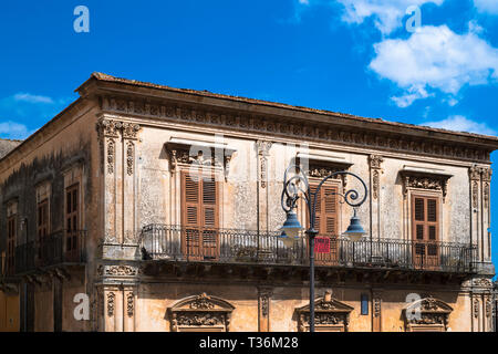 L'architecture sicilienne typique balcon, volets et pierre ouvragée sur la Piazza San Giovanni in Ragusa Ibla, Sicile Banque D'Images