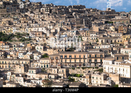 La colline de l'ancienne ville de Modica Alta célèbre pour l'architecture baroque de Modica Bassa, vu la Sicile Banque D'Images