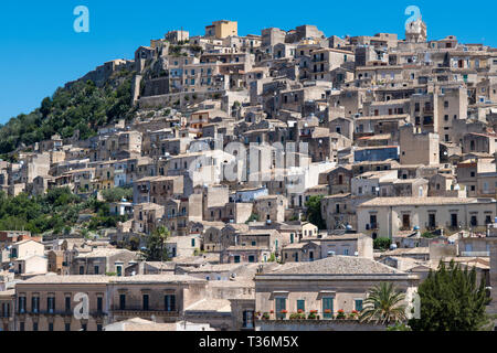 La colline de l'ancienne ville de Modica Alta célèbre pour son architecture baroque, dans le sud-est de la Sicile, Italie Banque D'Images