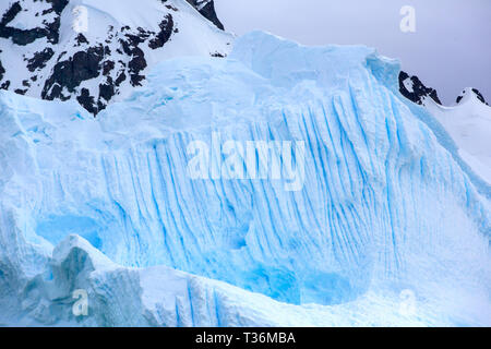 Un iceberg à Neko Harbour dans la péninsule antarctique, Paradise Bay. Banque D'Images