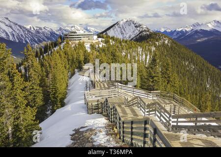 Promenade en bois Escaliers distants Snowy Peaks télécabine du mont Sulphur Paysage d'hiver au-dessus de la ville de Banff dans les montagnes Rocheuses canadiennes Banque D'Images