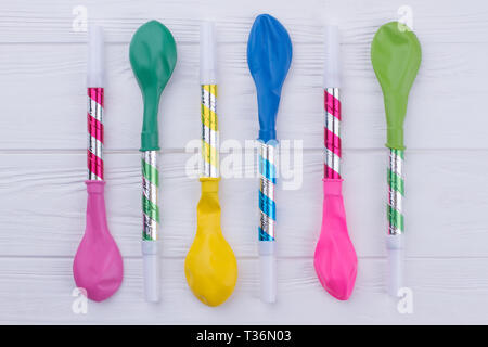 Partie colorée des soufflantes et des ballons. Mise à plat de fête d'anniversaire aux couleurs de la composition des éléments. Banque D'Images