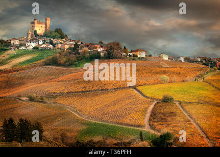 Serralunga d'Alba, village de vin barolo région, Langhe, Piémont, Italie Banque D'Images