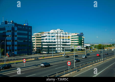 L'autoroute à fort trafic et des panneaux de limite de vitesse au quartier d'affaires à Madrid. Capitale de l'Espagne avec dynamisme et vie culturelle intense. Banque D'Images