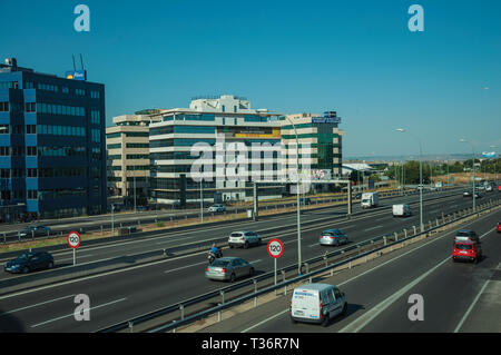 L'autoroute à fort trafic et des panneaux de limite de vitesse au quartier d'affaires à Madrid. Capitale de l'Espagne avec dynamisme et vie culturelle intense. Banque D'Images