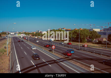 L'autoroute à fort trafic et des panneaux de limite de vitesse à Madrid. Capitale de l'Espagne avec dynamisme et vie culturelle intense. Banque D'Images