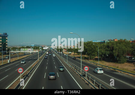 L'autoroute à fort trafic et des panneaux de limite de vitesse au quartier d'affaires à Madrid. Capitale de l'Espagne avec dynamisme et vie culturelle intense. Banque D'Images