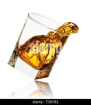 Touche de whisky avec des cubes de glace en verre isolé sur fond blanc Banque D'Images