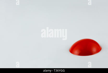 Close up de touche de peinture rouge sur fond blanc Banque D'Images