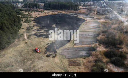 Drone aérien vue d'un incendie dans une zone boisée et herbe Banque D'Images