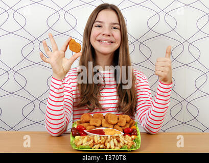 Teenage girl with Chicken Nuggets et Thumbs up Banque D'Images