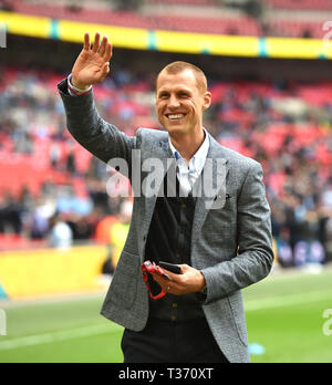 Steve Sidwell apprécié l'occasion au cours de la FA Cup match de demi-finale entre Brighton & Hove Albion et Manchester City au stade de Wembley . 6 avril 2019 Editorial uniquement. Pas de merchandising. Pour des images de football Premier League FA et restrictions s'appliquent inc. aucun internet/mobile l'usage sans licence FAPL - pour plus de détails Football Dataco contact Banque D'Images