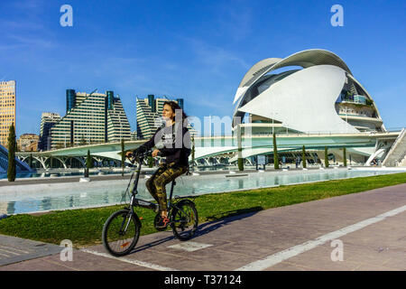 Valence Cité des Sciences, Femme sur un vélo, Turia Park, Espagne Bicycle City hispanique teen ride vélo Banque D'Images