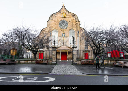 Édimbourg, Écosse - 9 février 2019 - Le Royal Mile, Canongate Kirk et la statue du poète Robert Fergusson Banque D'Images