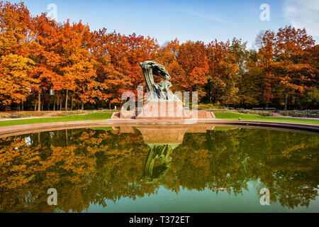 Monument de Chopin en automne Parc Lazienki à Varsovie, Pologne, statue en bronze de compositeur et pianiste polonais Frédéric Chopin, conçu en 1907. Banque D'Images