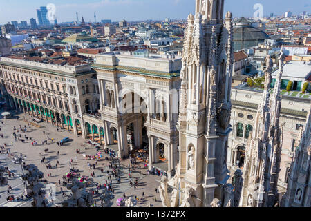 Vue depuis le toit de la cathédrale de Milan sur la Galleria Vittorio Emanuele II, Italie Banque D'Images