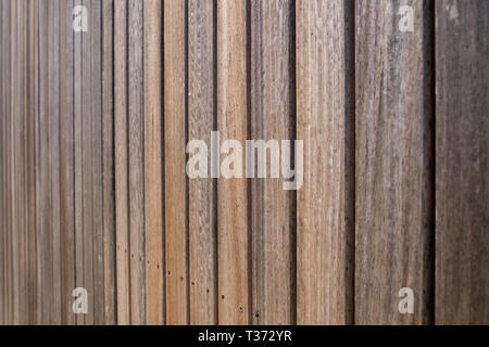 Panneau Weathered Wood texture background. Revêtement fait de planches de bois d'Iroko Banque D'Images