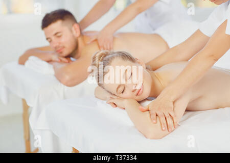 Couple massage du corps au centre de spa Banque D'Images