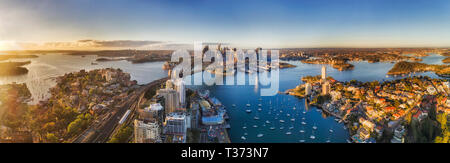 Lavender Bay à partir de la Basse-Côte-Nord sur le port de Sydney contre grande ville CBD landmarks autour du pont du port de Sydney en lumière matin doux et chaleureux Banque D'Images