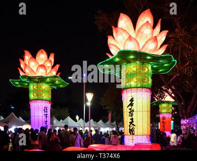 KAOHSIUNG, TAIWAN -- le 9 février 2019 : grandes lanternes dans la forme du symbole bouddhiste de la fleur de lotus sont sur l'affichage à la Fête des lanternes. Banque D'Images