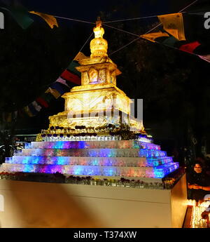 KAOHSIUNG, TAIWAN -- le 9 février 2019 : une grande lanterne dans la forme d'un stupa bouddhiste est exposée à la Fête des lanternes. Banque D'Images