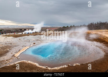 Un arrêt préféré sur le cercle d'or est très active la zone du ressort de Geysir avec puits de boue bouillante, explosant les geysers et le quartier animé de Strokkur w Banque D'Images