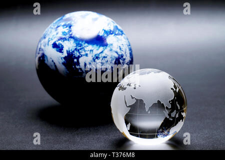 Globe en verre sur un fond noir, résumé photo avec le verre et la réflexion. Banque D'Images