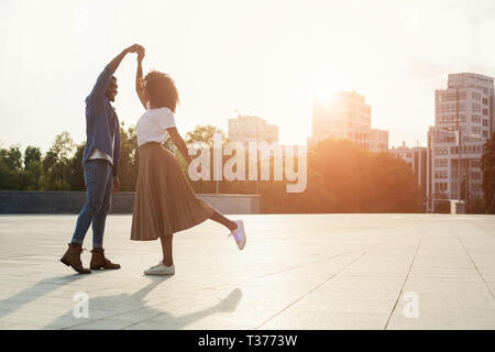 Couple aimant danser au coucher du soleil sur la rue Banque D'Images