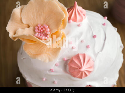 Gâteau sucré de Pâques traditionnel décoré de meringue rose Banque D'Images