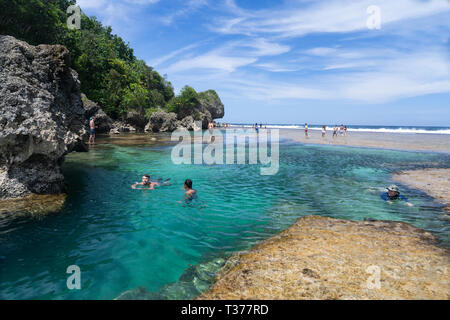 Les touristes la natation dans les piscines,plage Magpupungko,Philippines Siargao Banque D'Images