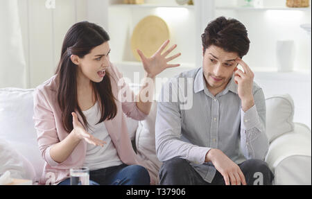 Couple lutte pour la thérapie ou conseil conjugal. Femme en agitant les mains et blâmant mari, panorama Banque D'Images