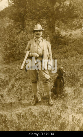 Hunter avec fusil et chien, Italie 1920 Banque D'Images