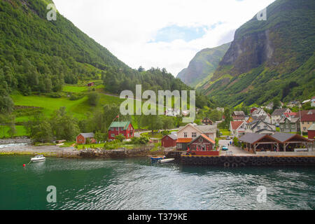 Près de Geiranger, Norvège - Jule, 2016 : jetée près d'un village de montagne dans l'un des fjords norvégiens. Banque D'Images