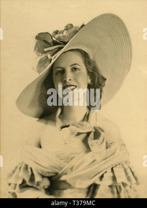 Portrait de l'actrice Ruby Dalma avec grand chapeau, Italie 1940 Banque D'Images