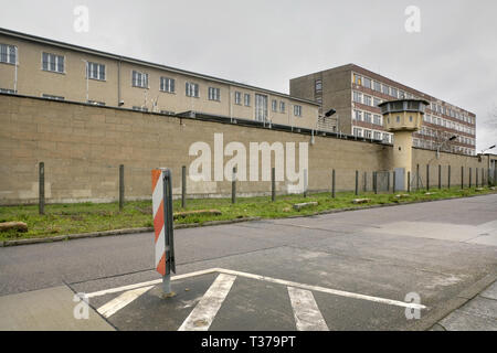 Guet et mur de la Stasi AC Hohenschonhausen complexe de bâtiments, Berlin, Allemagne. Banque D'Images