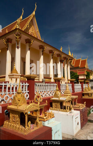 Cambodge, Kampong Cham, Kompong () Wat Dei Doh, monastère bouddhiste, golden spirit of houses in front of temple Banque D'Images