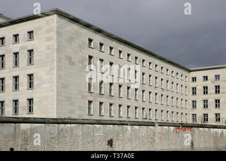 L'Detlev-Rohwedder-Haus bâtiment (anciennement le RLM / Ministère de l'air nazie en bâtiment WW2) derrière le mur de Berlin, Berlin, Allemagne. Banque D'Images