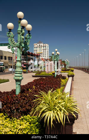 Cambodge, Kampong Cham Kompong (rivière), promenade Riverside du Mékong, l'éclairage décoratif le long chemin riverfront Banque D'Images