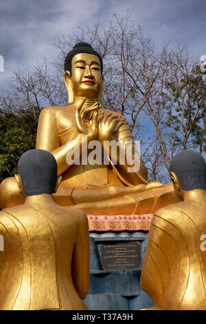 Cambodge, Kampong Cham, Kompong () Phnom Srey, Kro La Commune, Kampong Siem, Phnom Pros, monastère golden Buddha statue de dévotion avec mains dans Vitark Banque D'Images