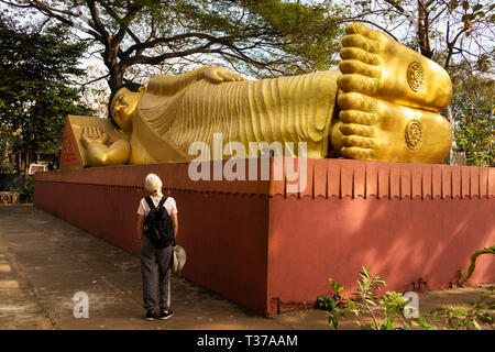 Cambodge, Kampong Cham, Kompong () Phnom Srey, Kro La Commune, Kampong Siem, Phnom Pros, monastère, grand affichage touristique golden Buddha allongé devot Banque D'Images