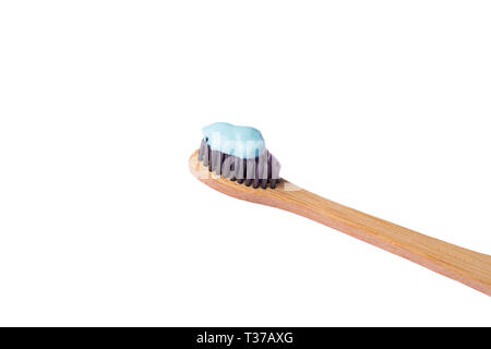 Brosse à dents avec dentifrice bambou bleu isolé sur fond blanc. Concept d'hygiène dentaire personnelle. Zéro déchets Banque D'Images