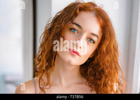 Grand portrait d'une jeune femme rousse avec des taches de rousseur Banque D'Images