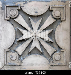 Libre de la traditionnelle croix de Malte sur la façade de l'ancien bâtiment à Gozo, Malte Banque D'Images