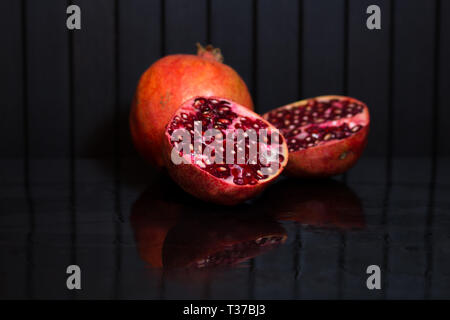 De délicieuses graines de grenade. Fruits Rouges juteux Granets ou grenats. Vue rapprochée de grains de grenades rouges. Fruits de grenade rouge mûre sur studio Backgrou Banque D'Images