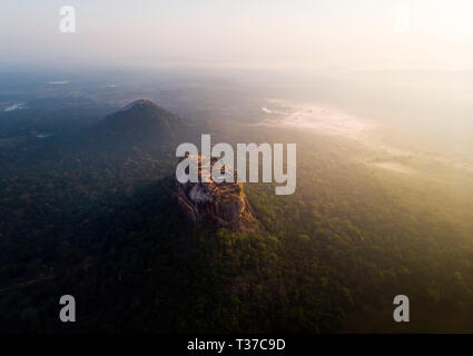 Lever de soleil sur la forteresse du rocher de Sigiriya au Sri Lanka vue aérienne Banque D'Images