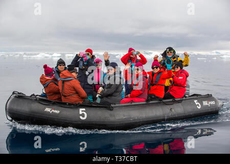 Les touristes en croisière en zodiac autour des icebergs dans la mer de Weddell, l'Antarctique. Banque D'Images